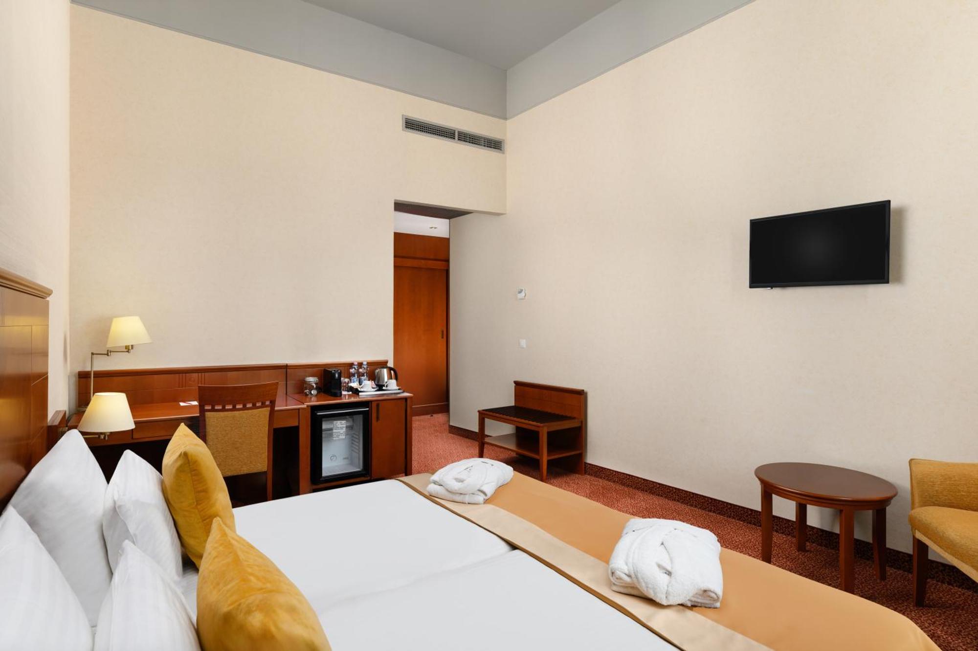 Mercure Szekesfehervar Magyar Kiraly Exterior foto